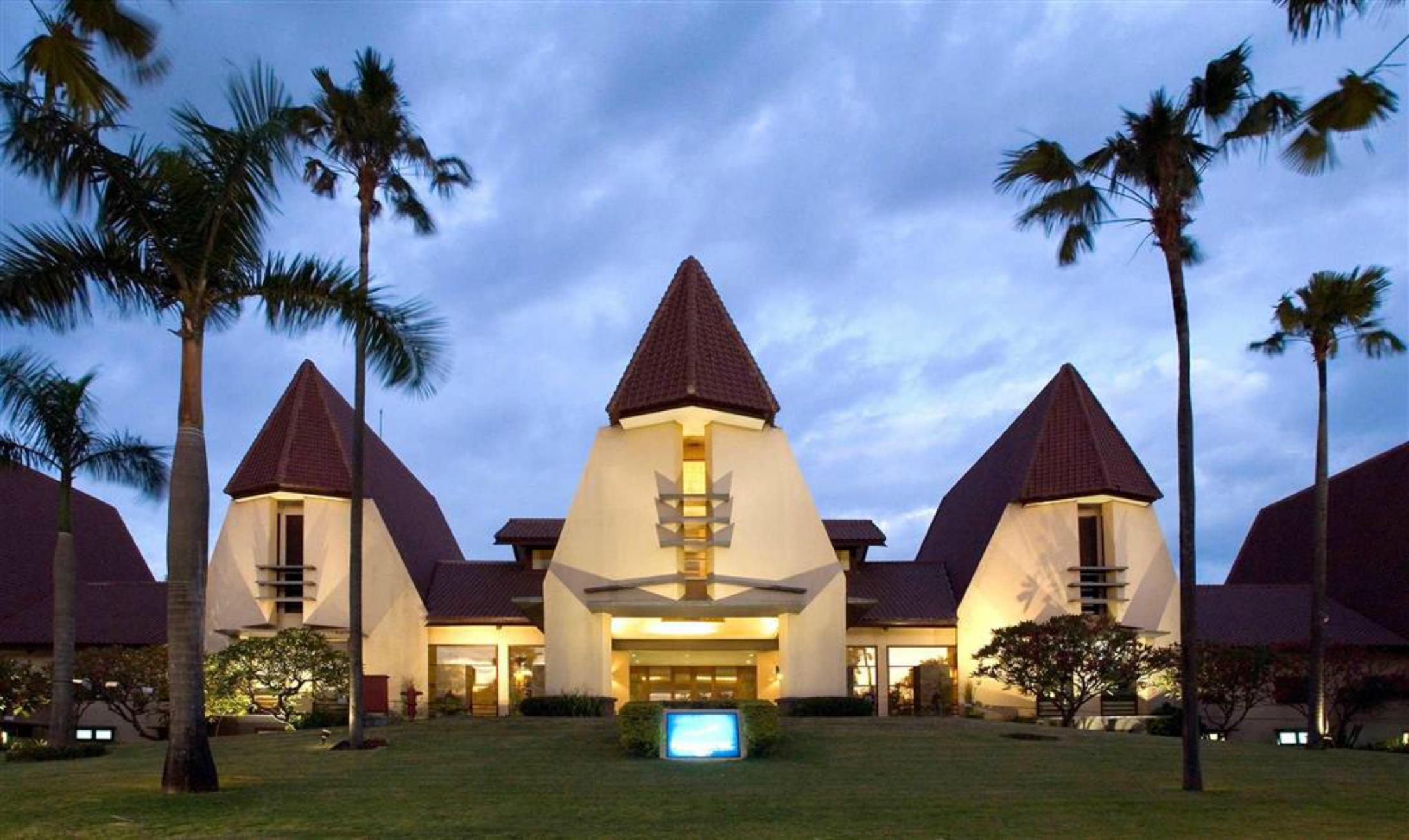 Grand Tropic Suites Hotel Surabaya Exterior photo