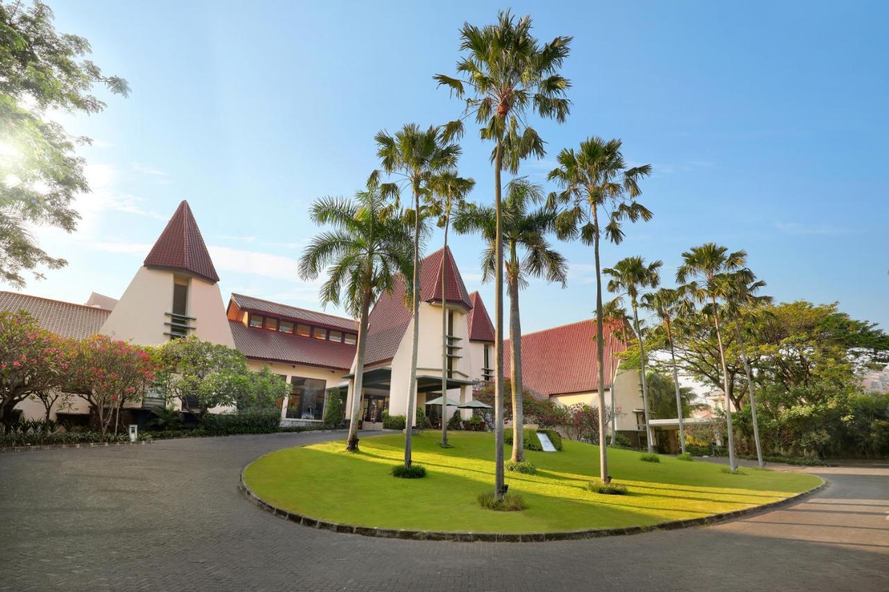 Grand Tropic Suites Hotel Surabaya Exterior photo